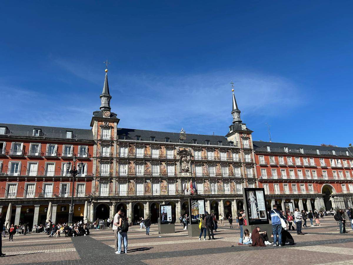La Casa de la Panadería (1590), sede de Turismo de Madrid, en la Plaza Mayor.