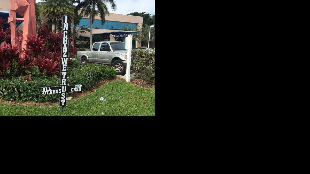 El símbolo satánico que quieren exponer en Doral y Fort Lauderdale es una cruz invertida, de seis pies de alto. Cortes'ia Univision