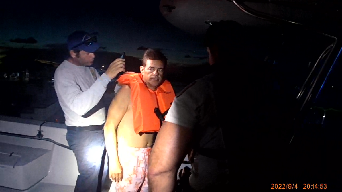 George Pino en el lugar del accidente náutico del 4 de septiembre de 2022, en el que su Robalo de 29 pies se estrelló contra un marcador de canal de concreto en la Bahía Biscayne, lo que provocó el vuelco y la muerte de una joven de 17 años.