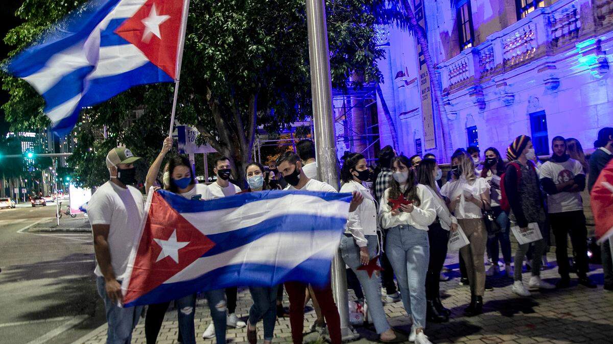 Un grupo de personas, en su mayoría estudiantes y artistas, celebró una vigilia en la Torre de la Libertad en apoyo de las recientes protestas en Cuba iniciadas por el movimiento San Isidro, un grupo de músicos, cineastas y otros artistas jóvenes que exigen libertad de expresión y pensamiento. Diciembre. el jueves 03 de diciembre de 2020.