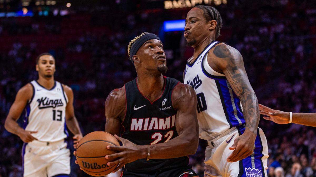 El jugador del Heat Jimmy Butler (izq.) trata de pasar la marca de DeMar DeRozan, de los Kings de Sacramento, en el partido celebrado el 4 de noviembre de 2024 en Miami.