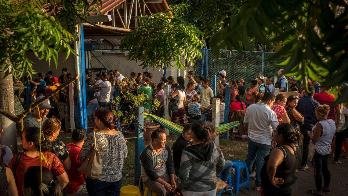 Cientos de nicaragüenses esperan para obtener un pasaporte en Managua el 28 de julio del 2018.