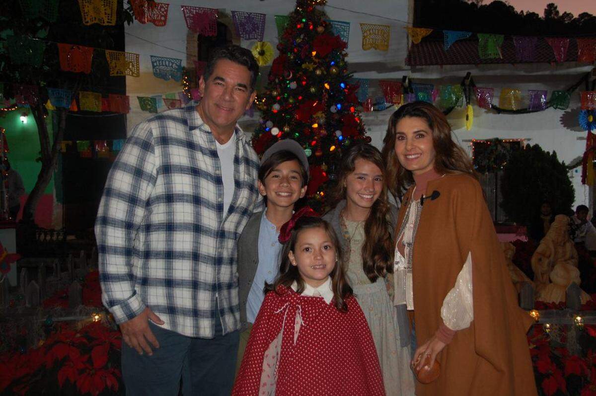 Eduardo Santamarina y Mayrín Villanueva con el elenco infantil de ‘Somos Navidad’.