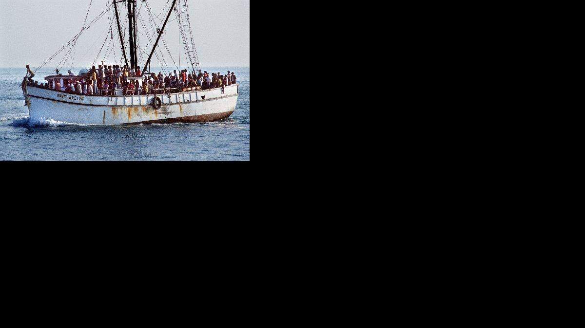 El Evelyn María llega repleta de refugiados cubanos durante el éxodo del Mariel que trajo más de 100.000 cubanos a Cayo Hueso en unos dos meses.