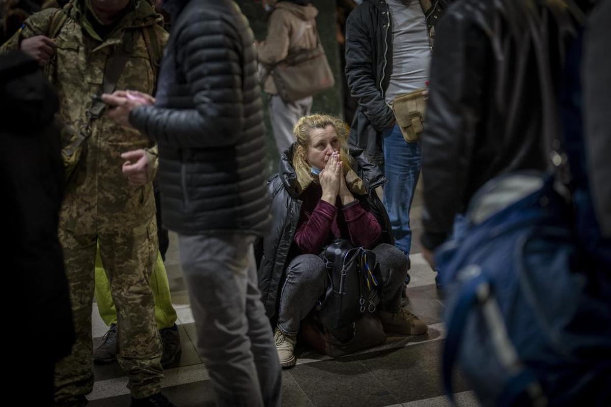 A woman reacts while waiting for a train to leave Kiev on Thursday Feb. 24, 2022. (Foto AP/Emilio Morenatti)