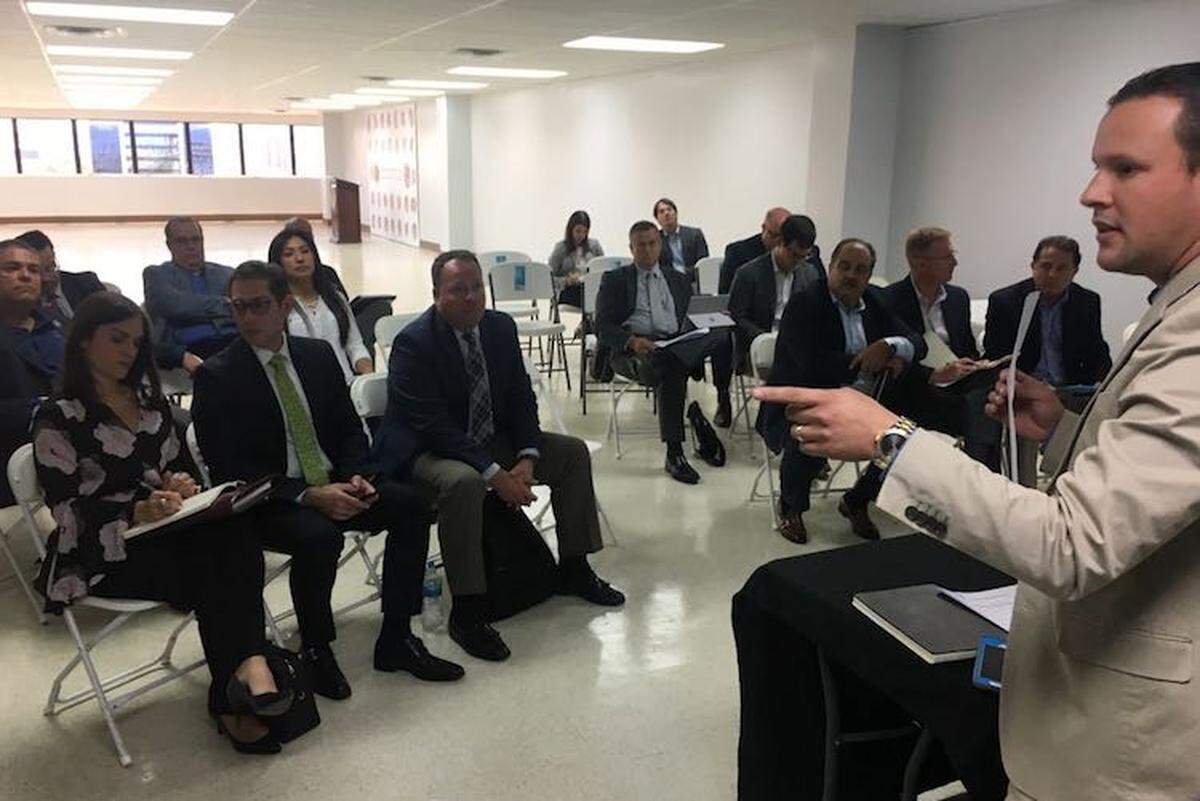 Luis Cruz, en primer plano, presidente de la Junta de Subastas de Corrección. Al fondo, los representantes de las empresas interesadas en el contrato con DCR.