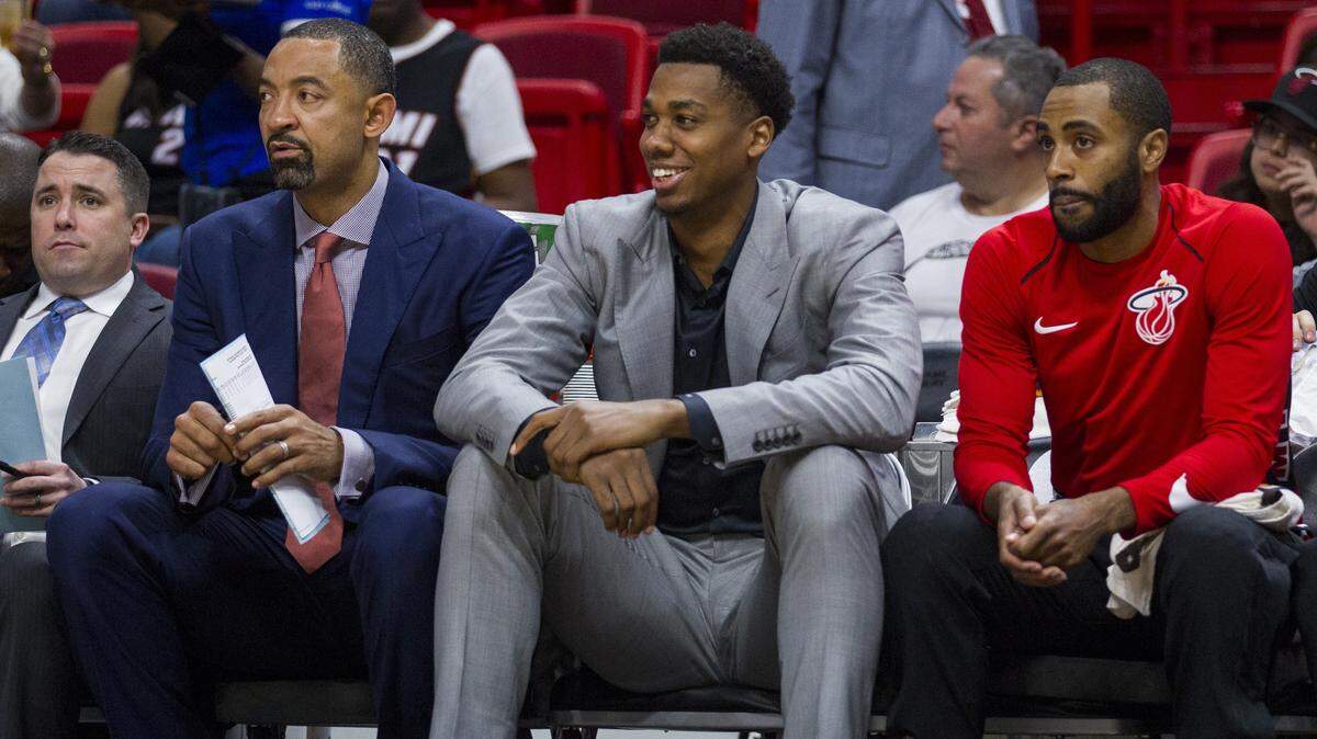 El centro del Heat Hassan Whiteside (centro) observa el partido ante los Hornets, el 1ro de diciembre de 2017 en Miami.
