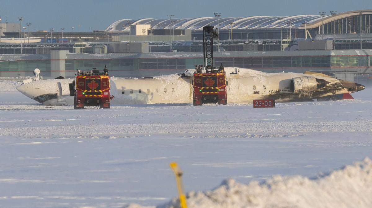 Un avión de Delta Air Lines se ve boca abajo tras un accidente en el Aeropuerto Internacional Toronto Pearson en Mississauga, Canadá, el 17 de febrero de 2025. 