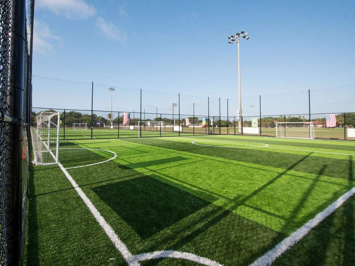 Este parque en la ciudad de Lauderhill abarca 12,6 acres e incluye comodidades como un campo de béisbol, bancas, gradas, un campo de cricket, estaciones de ejercicio, un campo de fútbol americano, vestidores, una cancha de básquetbol, un área de juegos para niños, una cancha de fútbol, senderos para caminar o correr, entre otros.