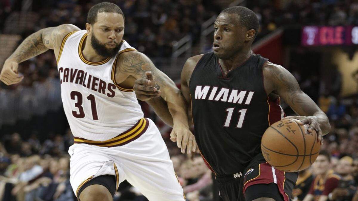 Dion Waiters (11), del Heat, lleva la bola marcado por Deron Williams (31), de los Cavaliers, la noche del lunes 6 de marzo del 2017, en Cleveland. El Heat ganó 106-98.