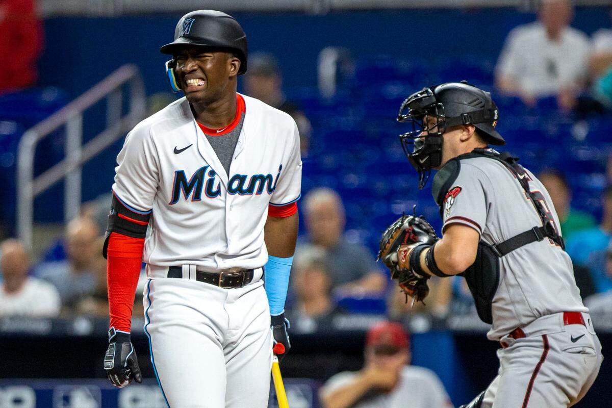 El jardinero central de los Marlins Jesús Sánchez reacciona tras poncharse en el segundo inning del partido ante los Diamondbacks de Arizona, celebrado el 3 de mayo de 2022 en el loanDepot park en Miami.