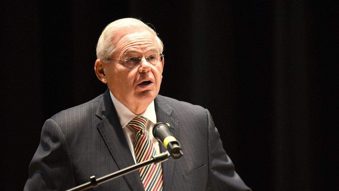 Foto de archivo del 22 de septiembre de 20219 del senador Bob Menéndez, demócrata de Nueva Jersey, durante un evento con el entonces presidente de Colombia, Iván Duque, en la Secundaria Elizabeth, en Elizabeth, Nueva Jersey.