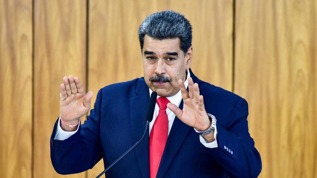 El gobernante Nicolás Maduro ordeno cerrar la embajada y consulados de Venezuela en Ecuador el martes 16 de abril de 2024, tras la redada policial a la sede de México para detener al exvicepresidente Jorge Glas. En la foto de archivo, Maduro participa en una conferencia de prensa en Brasilia, el 29 de mayo de 2023. 
