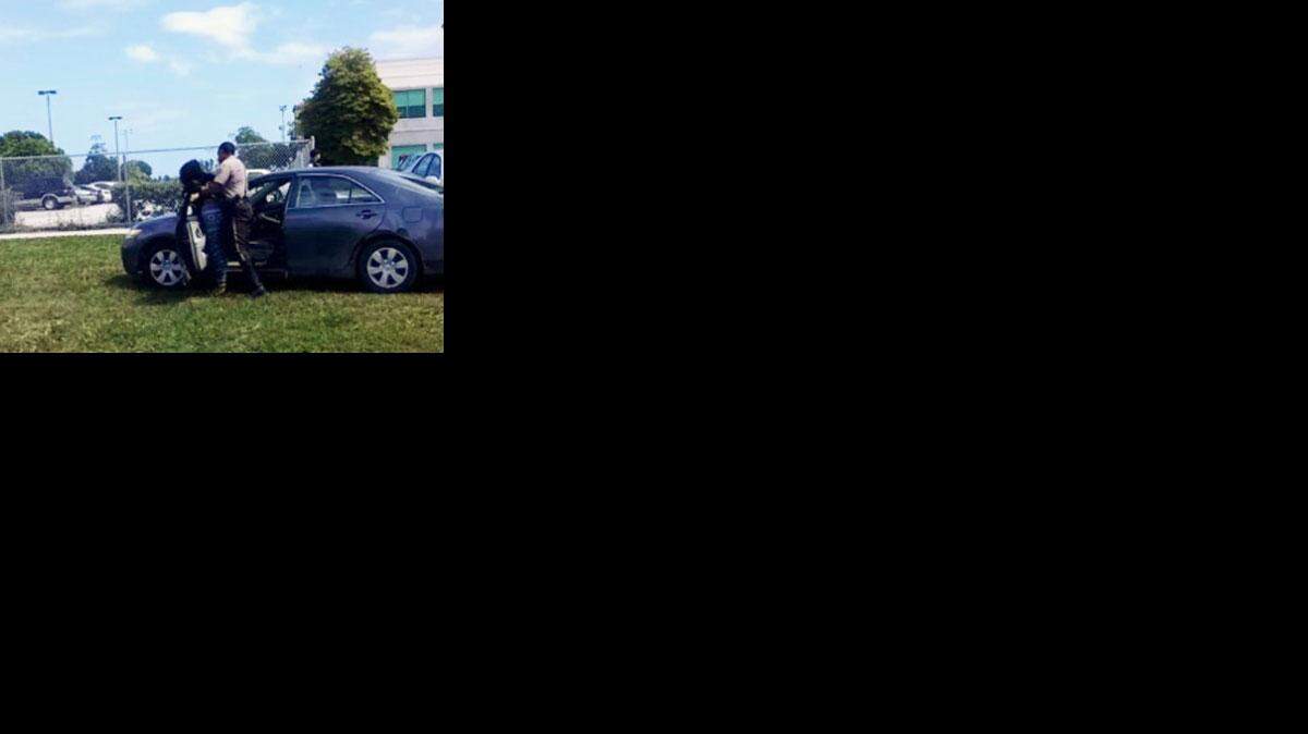 Rita Guzmán se estacionó en un área de la escuela Whigham donde está prohibido estacionar.
