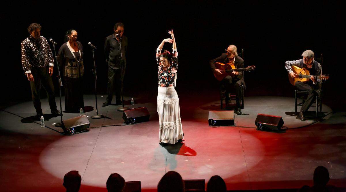 El 5 de septiembre, Irene Lozano (al centro, rodeada de izquierda a derecha por Gabriel de la Tomasa, Amparo Heredia, Morenito de Illora, Paco Fonta y José Cortés Pansequito) se presentó en el Festival de Cante Flamenco en el Carnival Studio del Adrienne Arsht Center. 