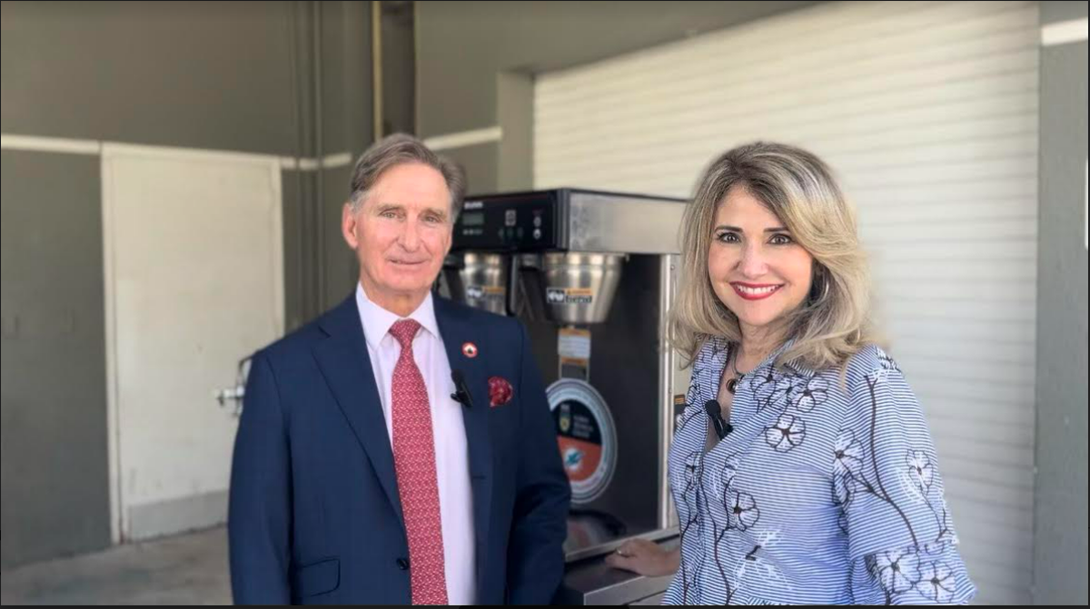 Pat Morris, representante de la Alcaldesa de Miami Dade Daniella Levine Cava con Liliam López, directora ejecutiva de la Cámara de Comercio Hispana del sur de la Florida, frente a una de las donaciones.