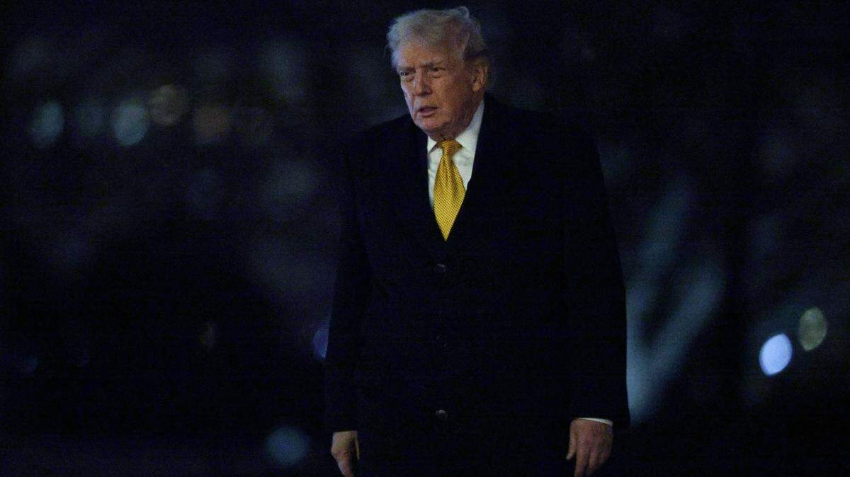 El presidente de Estados Unidos, Donald Trump, camina por el Jardín Sur tras aterrizar en la Casa Blanca el 4 de enero de 2026, en Washington, D.C.