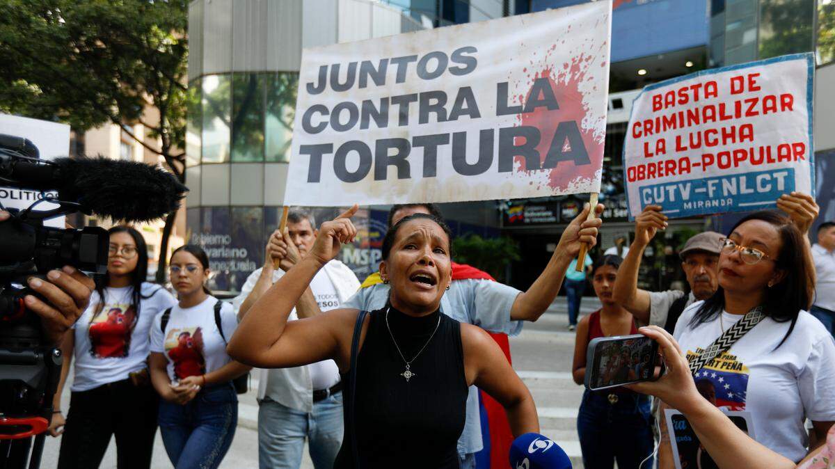Un grupo de personas pide la liberación de familiares encarceladas por protestar después de las elecciones presidenciales en Venezuela, el 18 de octubre de 2024, en Caracas.