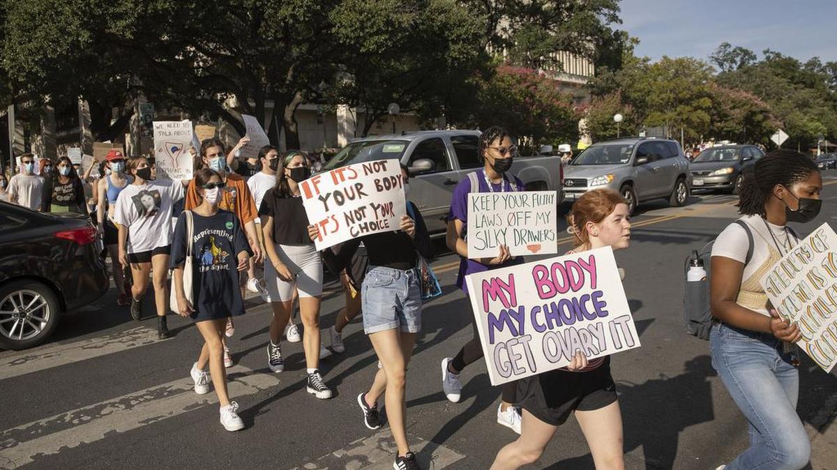 Los estudiantes de la Universidad de Texas marchan desde el campus de UT hasta el Capitolio el 7 de septiembre de 2021 para protestar contra la ley que prohíbe los abortos después de seis semanas. (Jay Janner / Austin American-Statesman / TNS)