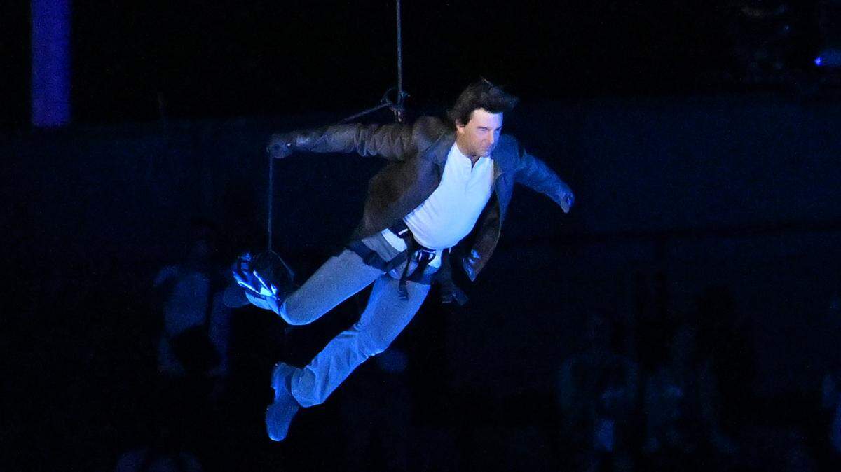 Foto de archivo. El actor Tom Cruise desciende en el Stade de France durante la ceremonia de clausura de los Juegos Olímpicos de París, el 11 de agosto de 2024.