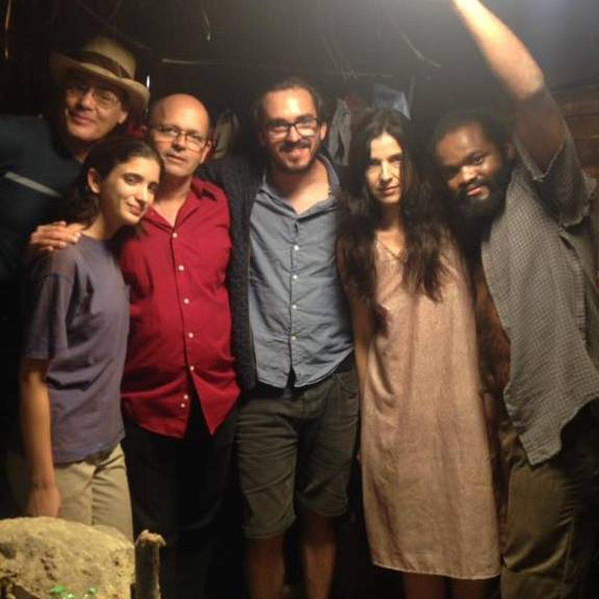 El director Rudy Riverón Sánchez (centro) con parte del elenco de actores de ‘¿Eres tú, papá?’, que se presenta en el Festival de Cine de Miami.