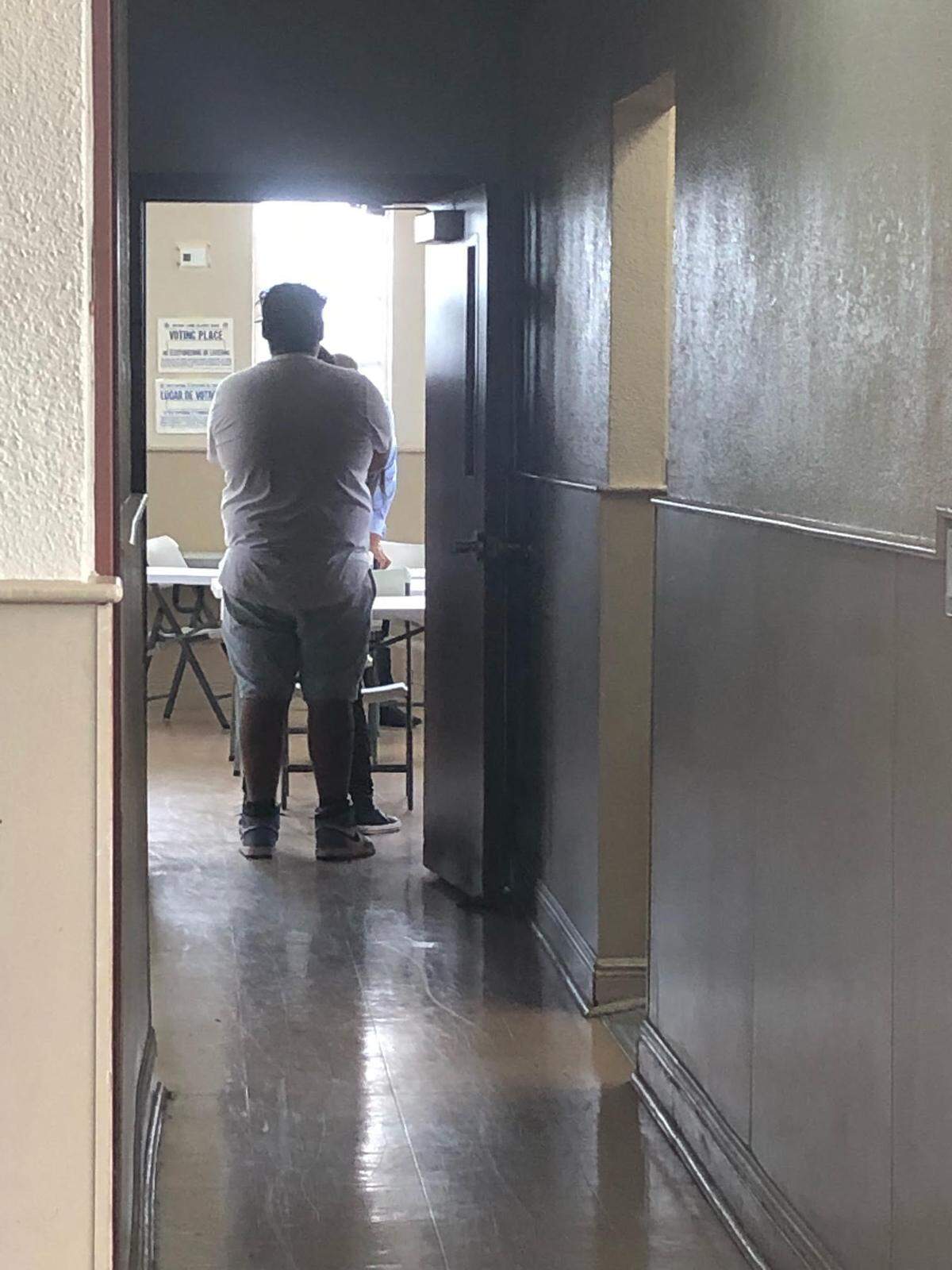 Votantes se agrupan para recibir las instrucciones del oficial de la Junta Nacional de Relaciones Laborales (NRLB) para ejercer su voto sobre la sindicalización de una sucursal de Starbucks en Hialeah