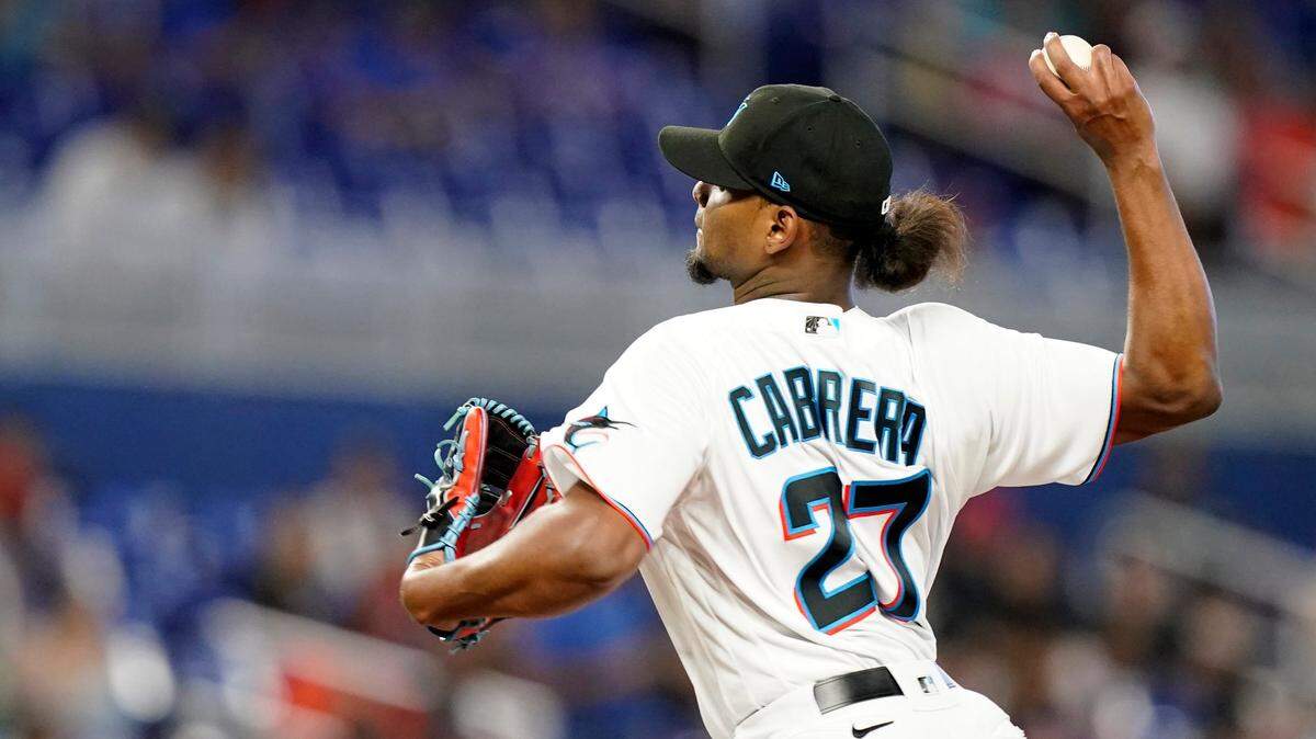 El abridor de los Marlins Edward Cabrera lanza en el primer inning del partido ante los Nacionales de Washington, celebrado el 25 de septiembre de 2022 en Miami.