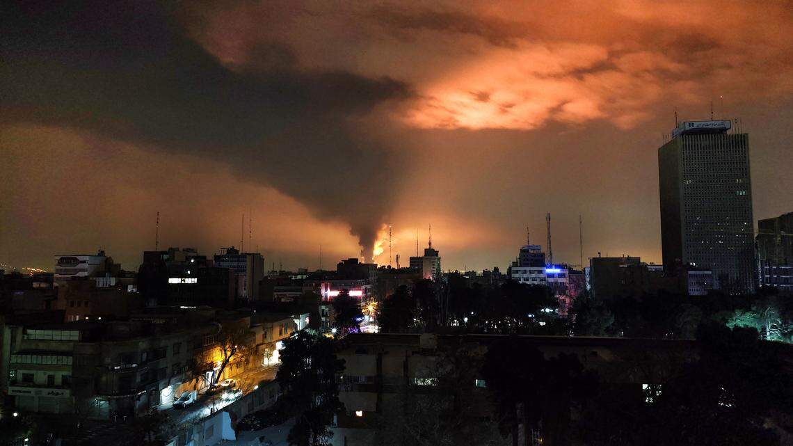 Humo y llamas se elevan tras un ataque aéreo durante la noche del 7 de marzo de 2026 en Tehran, Iran. United States y Israel continuaron su ataque conjunto contra Irán, iniciado el 28 de febrero. Irán respondió lanzando oleadas de misiles y drones contra Israel y atacando a aliados de Estados Unidos en la región.