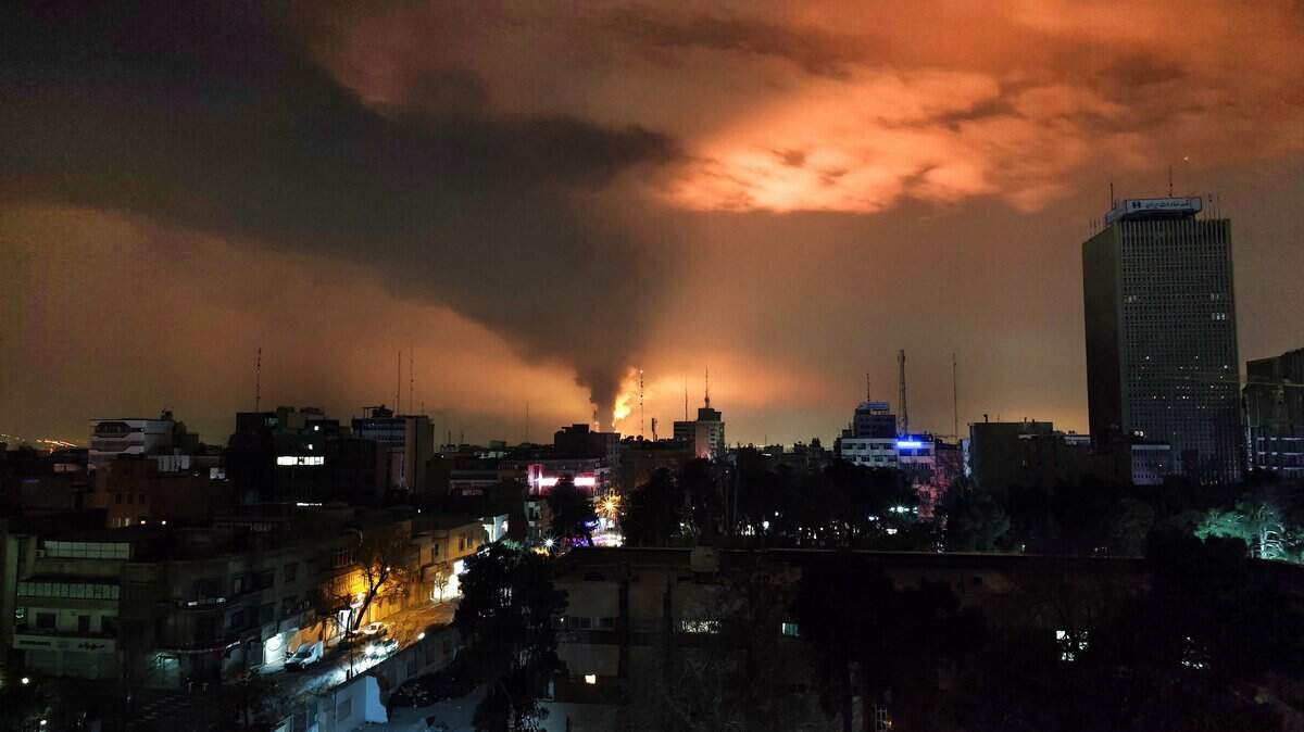 Humo y llamas se elevan tras un ataque aéreo durante la noche del 7 de marzo de 2026 en Tehran, Iran. United States y Israel continuaron su ataque conjunto contra Irán, iniciado el 28 de febrero. Irán respondió lanzando oleadas de misiles y drones contra Israel y atacando a aliados de Estados Unidos en la región.