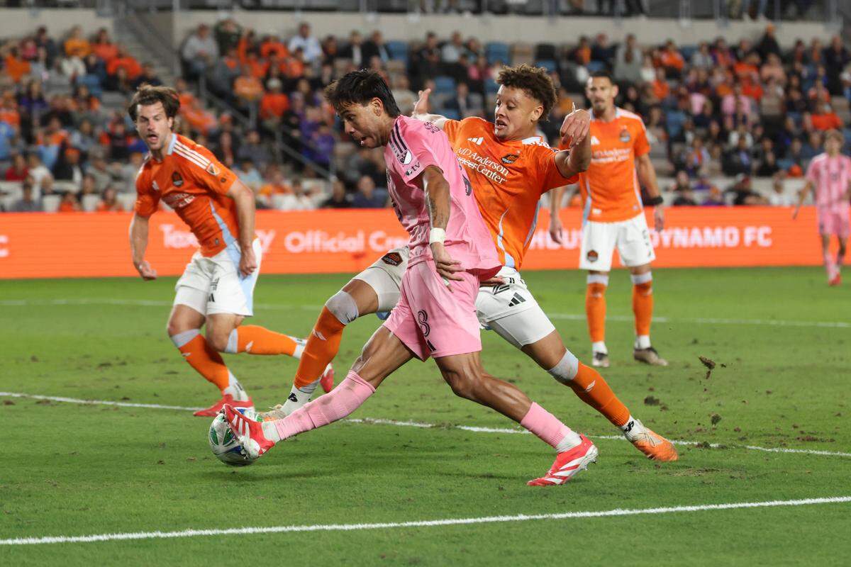 El jugador del Inter Miami Telasco Segovia (der.) anota un gol ante Houston Dynamo, en el partido de la MLS celebrado el 2 de marzo de 2025 en el Shell Energy Stadium en Houston.
