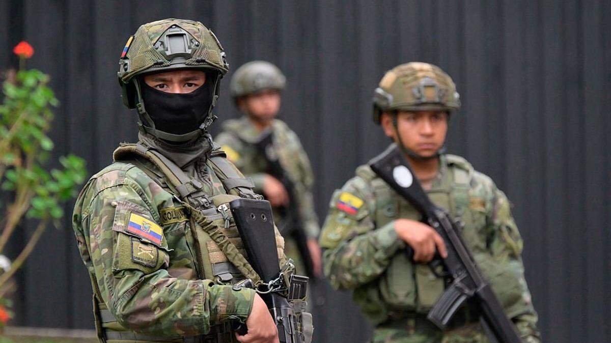 Miembros del Ejército ecuatoriano custodian el material electoral para el referéndum del domingo en una escuela al norte de Quito, el 15 de noviembre de 2025.