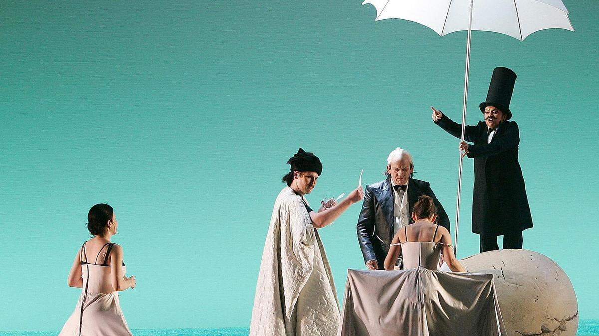 Uno de los platos fuertes de este año, y una sorpresa, será la puesta en escena de una nueva versión de la ópera “Cosi fan tutte” de Mozart. En la foto del 2006, Ana María Martínez, Shawn Mathey, Thomas Allen, Sophie Koch y Helen Donath, durante un ensayo de la ópera para el Festival de Salzburgo.