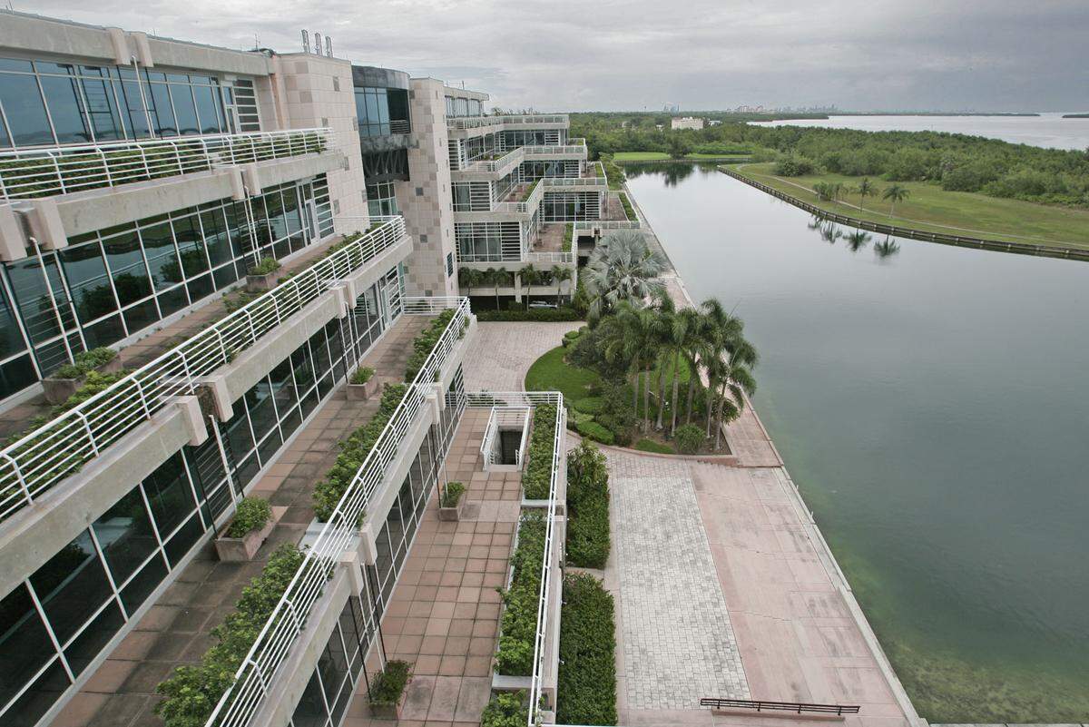 Vista de 2007 del complejo comercial Palmetto Bay Village Center, con vistas a la Bahía Biscayne, frente a Old Cutler Road. El complejo fue anteriormente la sede corporativa de Burger King.