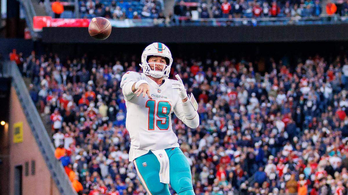 El quarterback de los Dolphins Skylar Thompson pasa el ovoide en una jugada en el último cuarto del partido ante los Patriots, celebrado el 1ro de enero de 2023 en Foxborough, Massachusetts.