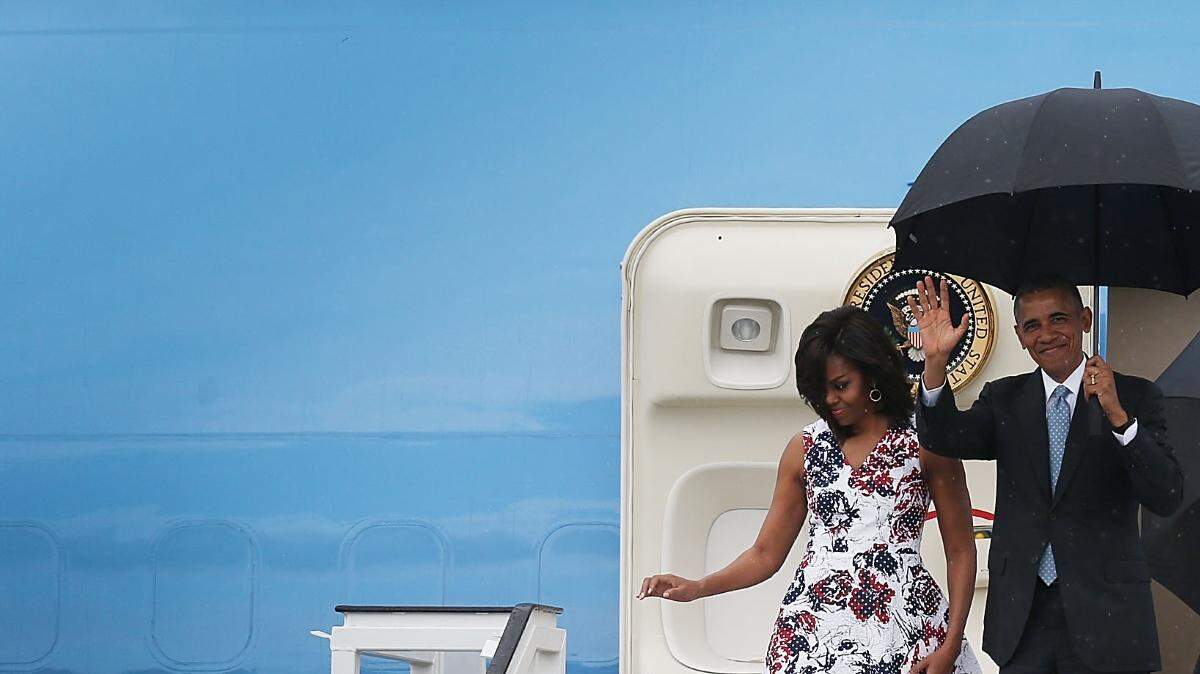 Presidente Barack Obama y Michelle Obama llegan al aeropuerto internacional José Martí en el Air Force One para una visita de 48 horas el 20 de marzo de 2016 en La Habana, Cuba. 