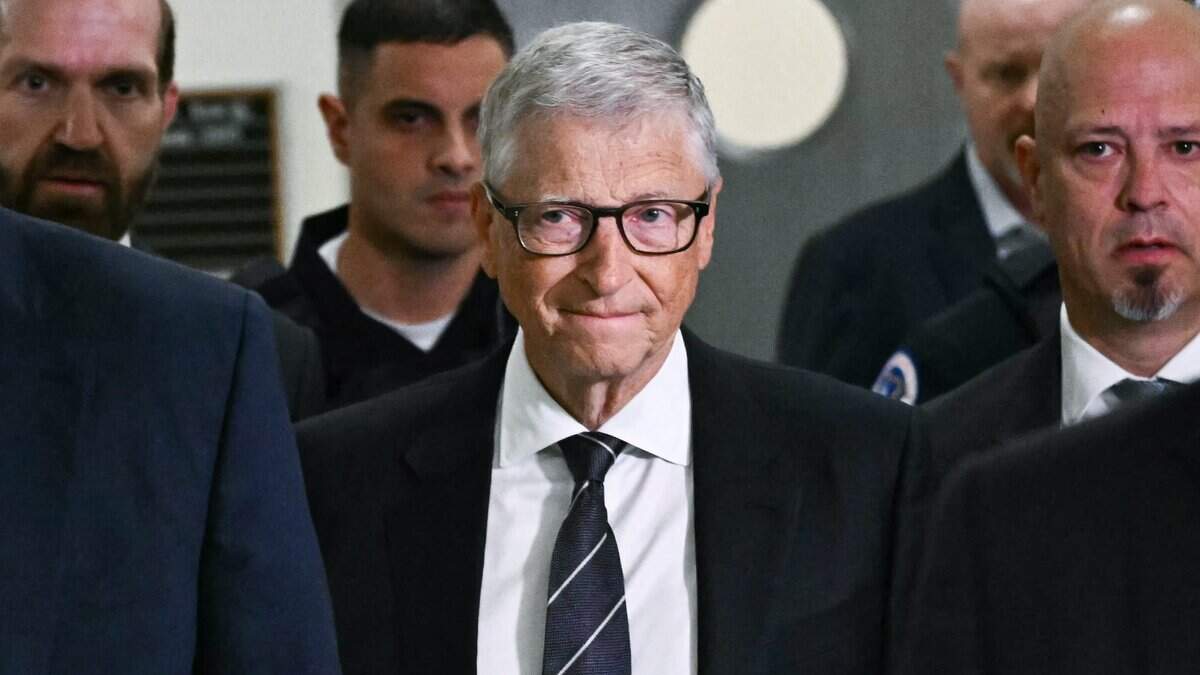 El cofundador de Microsoft, Bill Gates (C), llega para una entrevista a puerta cerrada con el Comité de Supervisión de la Cámara de Representantes en el Capitolio, en Washington D.C., el 10 de junio de 2026.