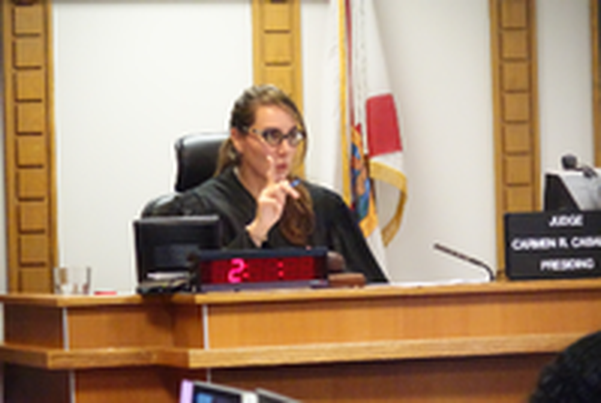 la jueza de circuito de Miami-Dade Carmen Cabarga preside una audiencia de fianza de Rick Torcise el 30 de noviembre de 2021.