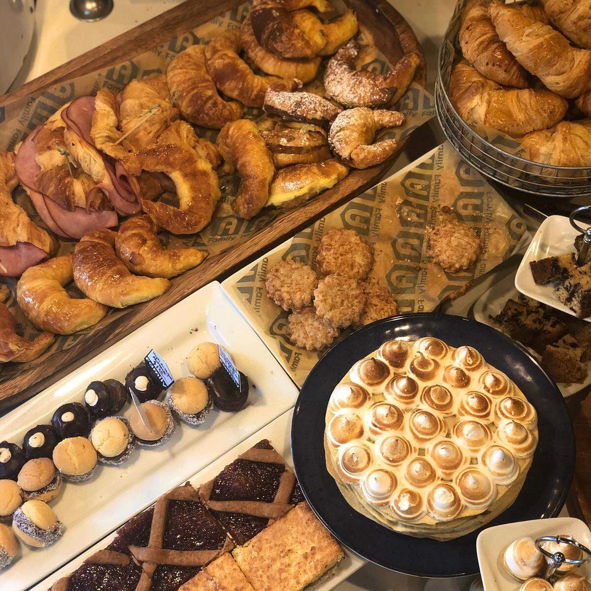 A Family es un acogedor restaurante argentino que sirve empanadas, sándwiches de miga, milanesas, tartas y postres dulces en Brickell.