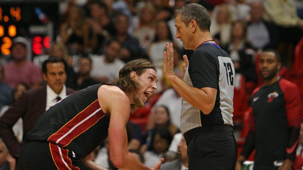 Kelly Olynyk le reclama una jugada al árbitro en un partido entre el Heat y los Hornets, el 20 de octubre de 2018.