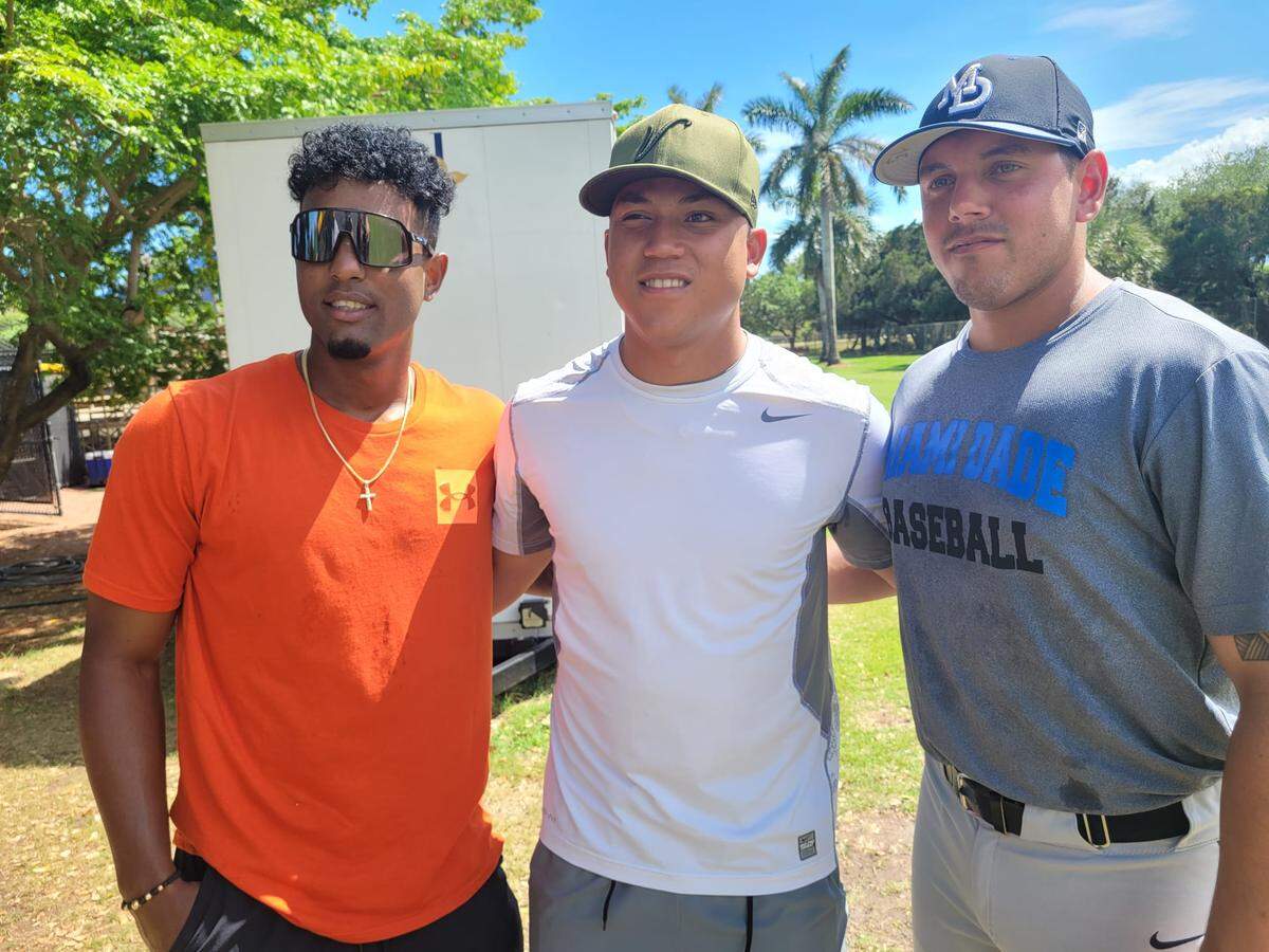 Cuando vio a Andy Rodríguez (i) en el uniforme del Miami-Dade, Bryan Chi (c) se fundió en un largo abrazo. Por las próximas semanas, el lanzador cubano entrenará junto a su compatriota y el también cubano Loidel Rodríguez, mientras se prepara para su presentación ante los evaluadores de talento de Grandes Ligas.