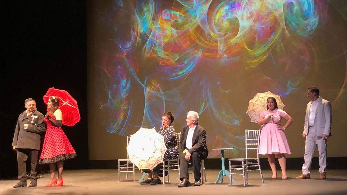 Un momento de la Mazurka de las Sombrillas. De izquierda a derecha: Carlos Silva (Javier), Lucía Panizza (Carolina), Silvia Valle (Mariana), Miguel Cervantes (Nogales), Silenia Rodriguez (Rosita) y Karel Morell (Aníbal).