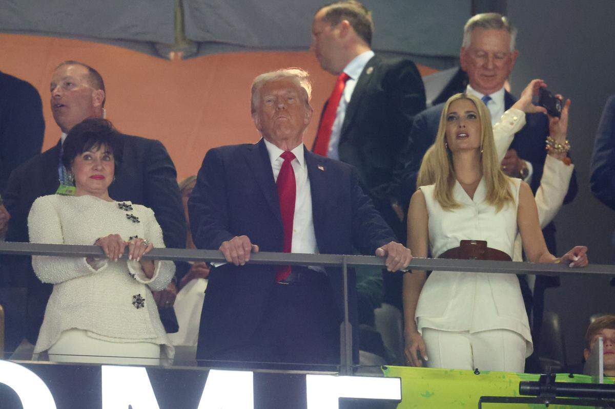 El presidente de Estados Unidos Donald Trump observa el partido del Super Bowl entre los Chiefs de Kansas City y los Eagles de Filadelfia, celebrado el 9 de febrero de 2025 en Nueva Orleans.