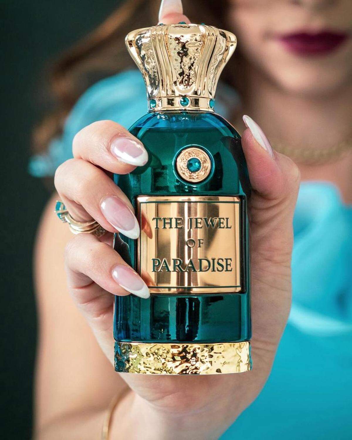 “The jewel of paradise” (“La joya del paraíso”) también es para damas y tiene como notas principales neroli, bergamota, pimienta rosa, y cilantro.