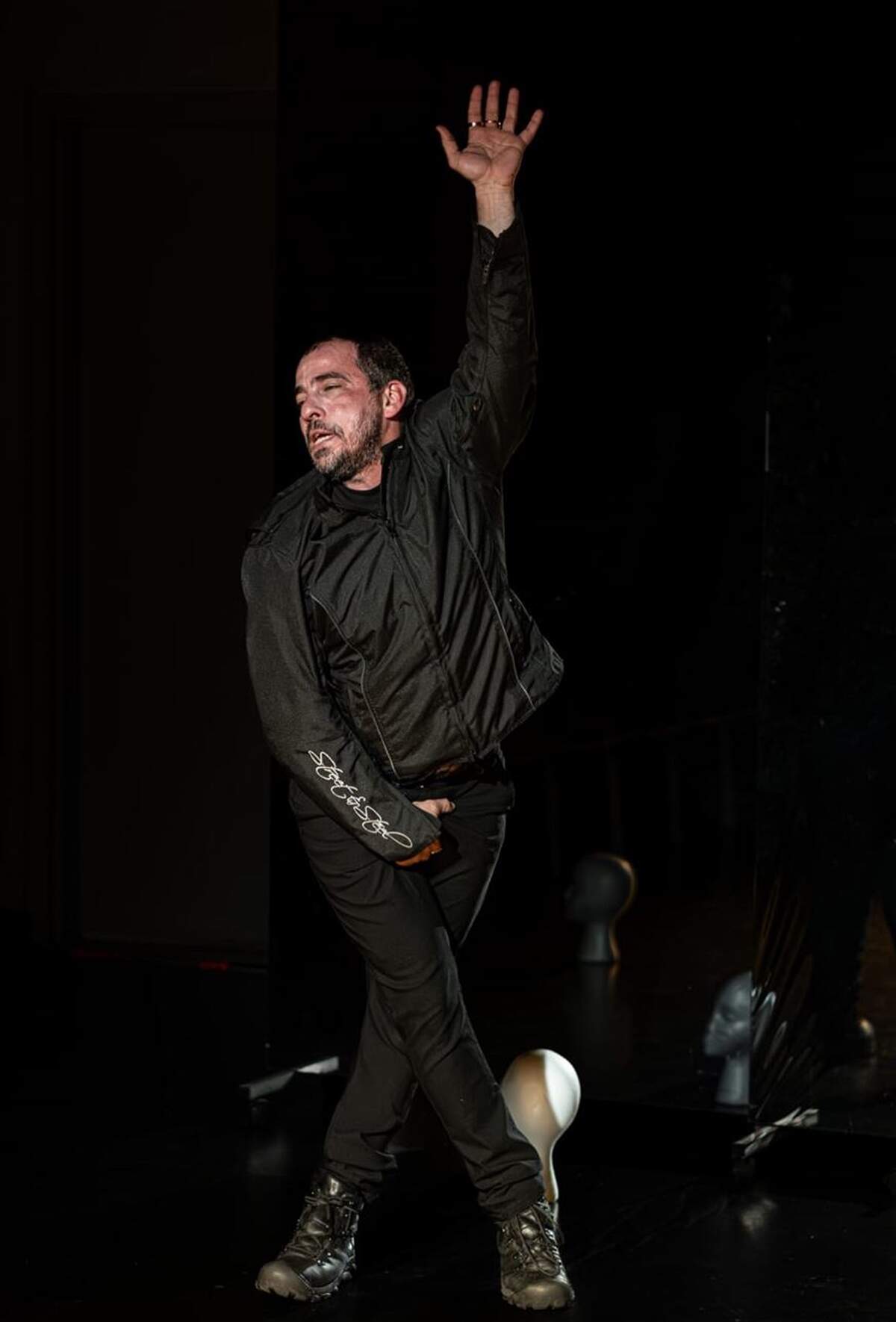 Lester Martínez es Laertes en ‘Ayer dejé de matarme’, que tuvo tres funciones recientemente en Sandrell Rivers Theatre como parte de la Primera Muestra Internacional del Teatro y la Dramaturgia Independientes.