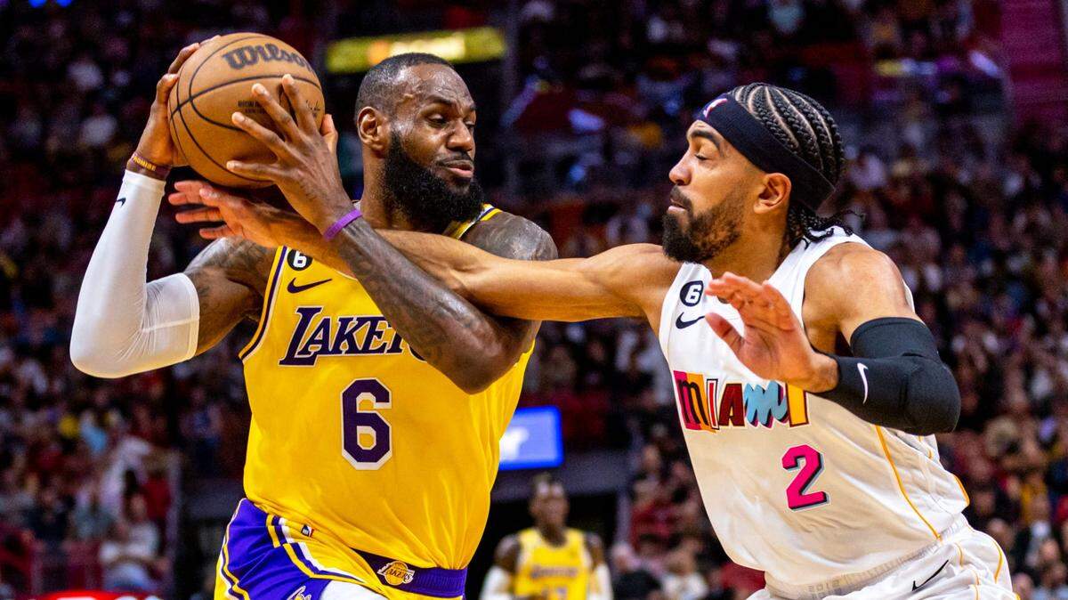 El astro de los Lakers de Los Angeles LeBron James trata de pasar la marca de Gabe Vincent, del Heat, en el partido celebrado el 28 de diciembre de 2022 en Miami.