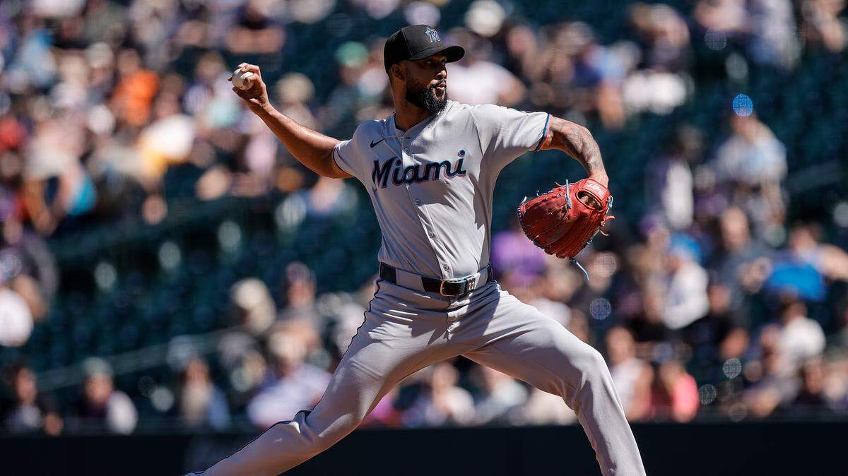 El abridor de los Marlins de Miami Sandy Alcántara lanza en el primer inning del partido los Rockies, celebrado el 18 de septiembre de 2025 en Denver.