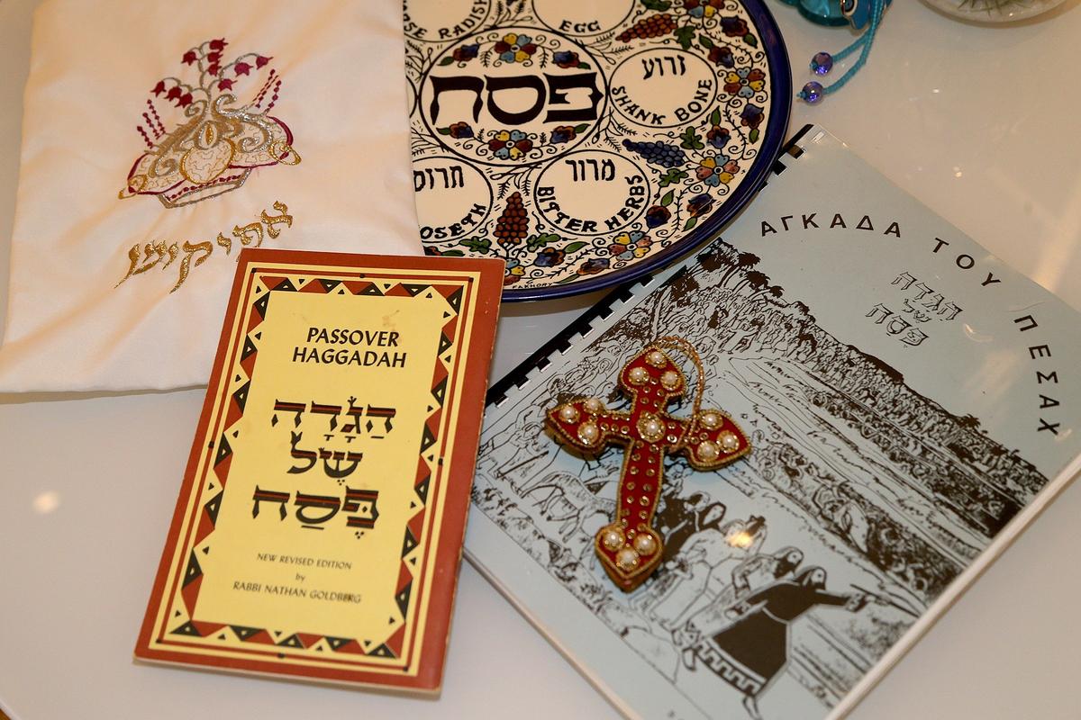 Objetos de culto judíos y cristianos en el hogar de Karen Davis y Nick Athanassiadis en Miami.