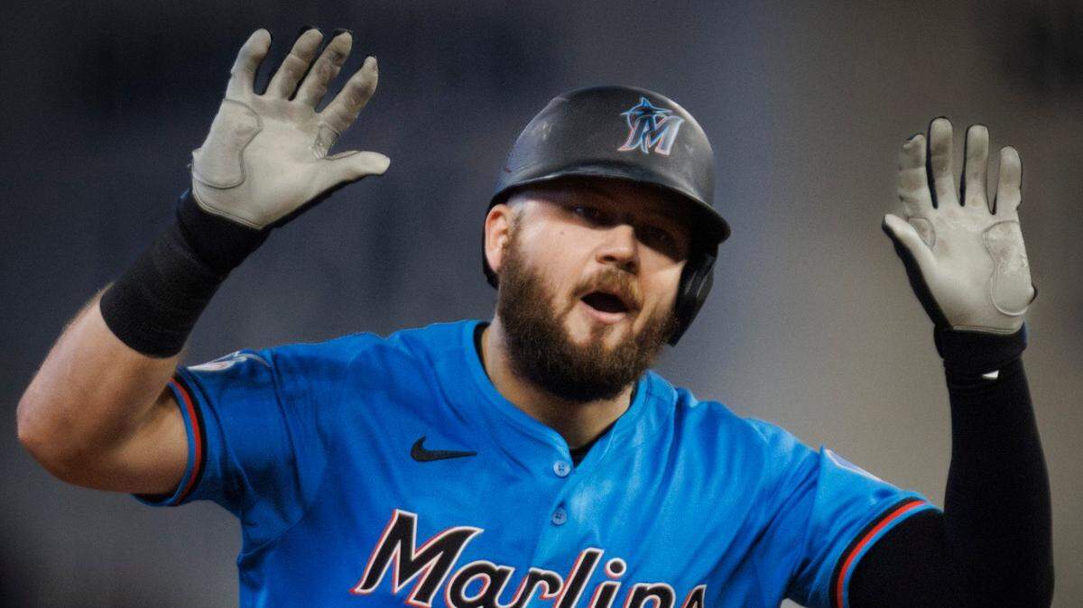 El tercera base de los Marlins Jake Burger celebra tras pegar un jonrón en el segundo inning del partido ante los Padres de San Diego, celebrado el 11 de agosto de 2023 en Miami.