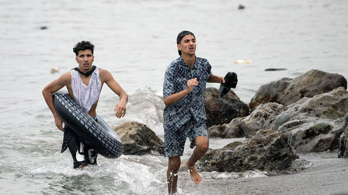‘Una avalancha’: Lo que se sabe del caos migratorio en el territorio español de Ceuta
