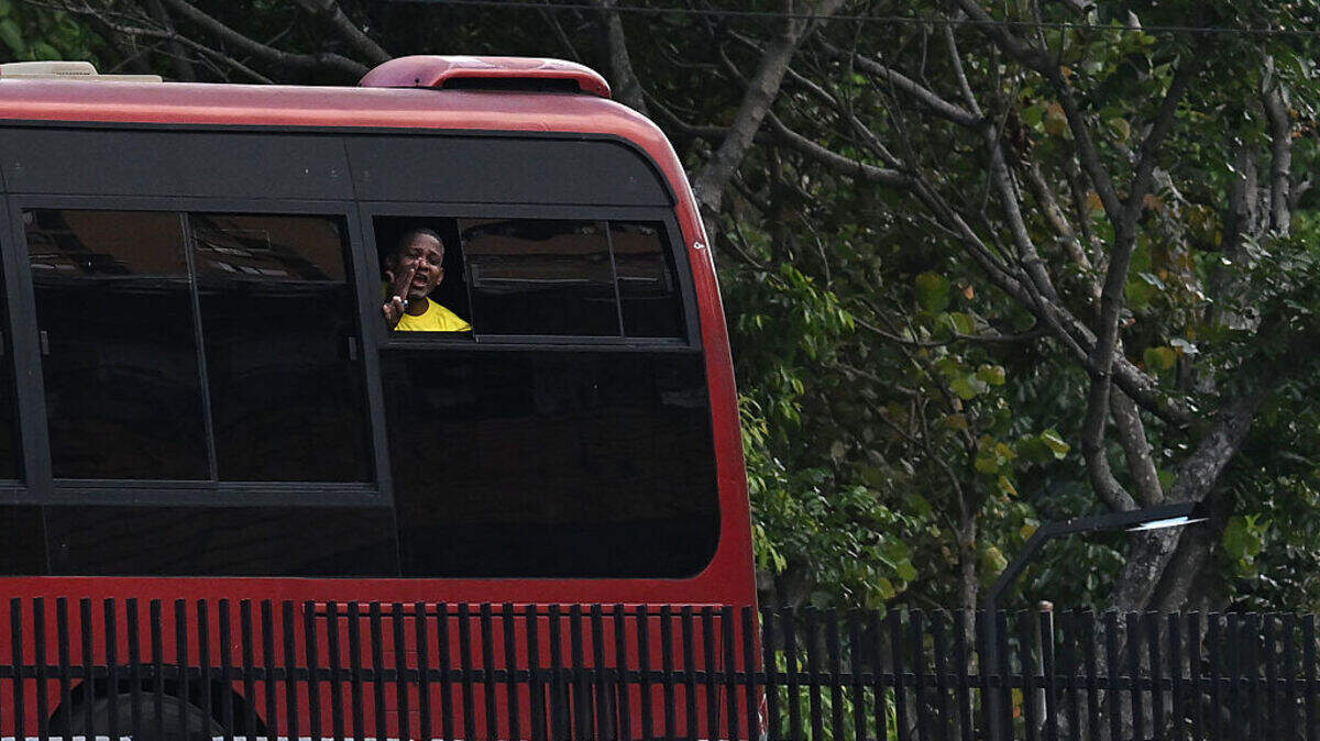 Un prisionero venezolano grita desde la ventana de un autobús durante su traslado desde la cárcel El Helicoide, en Caracas, el miércoles 3 de junio de 2026.